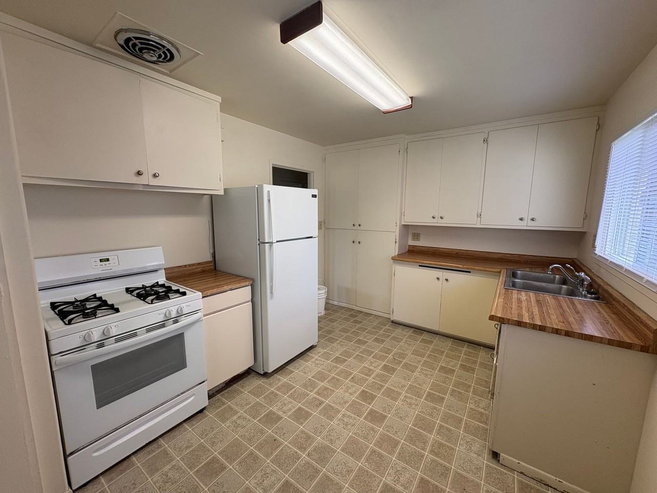 2435 B St - Photo 6 of 11