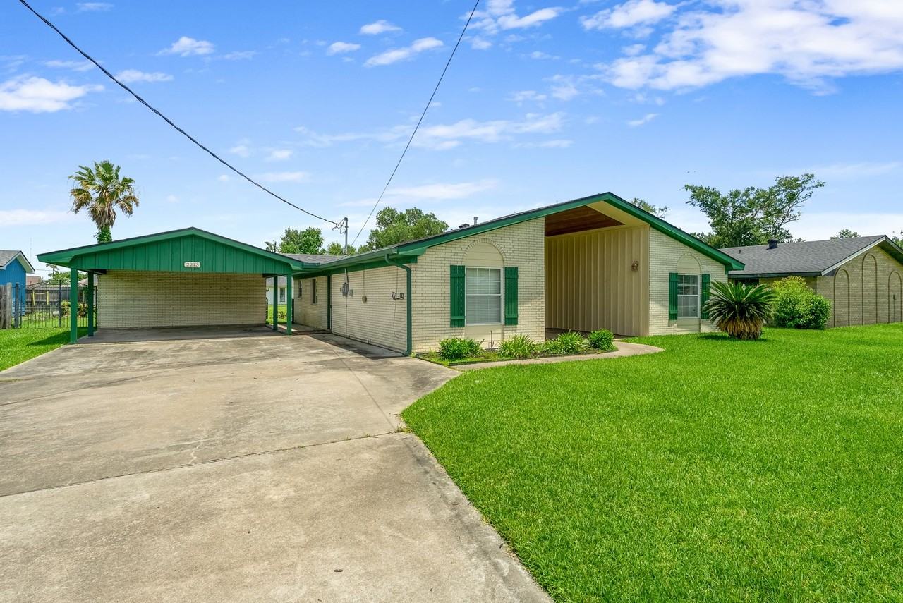 2213 Vine St - Photo 2 of 8