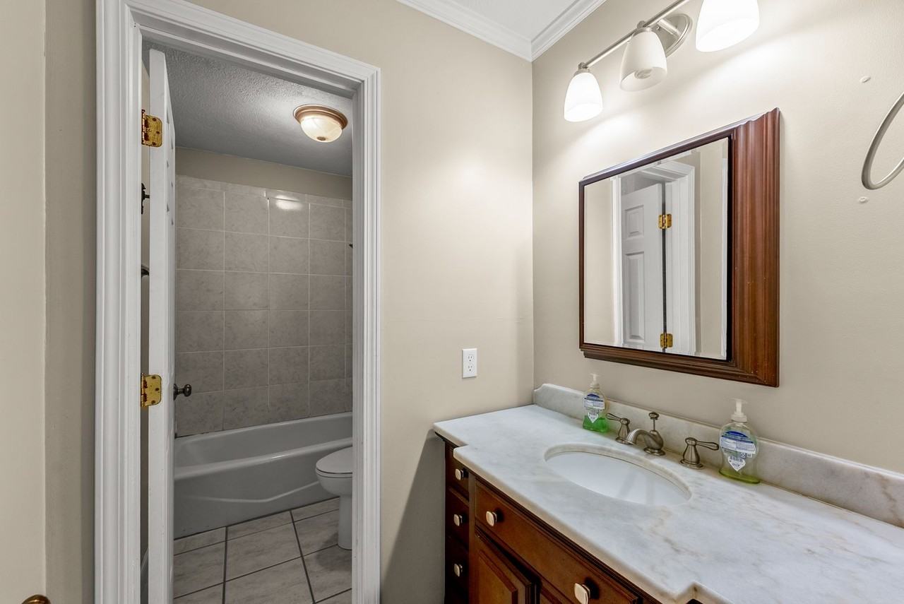 2213 Vine St - Photo 4 of 8