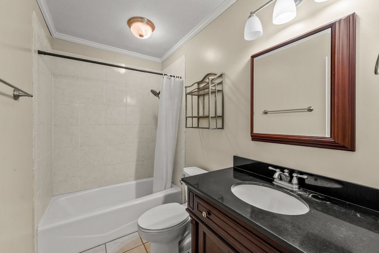 2213 Vine St - Photo 6 of 8