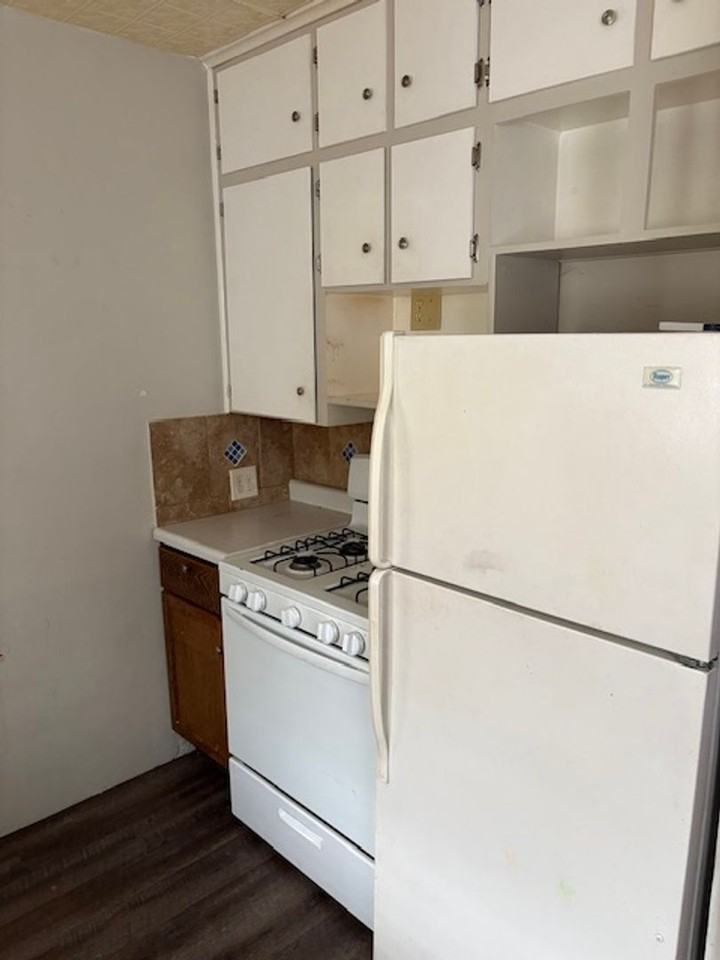 608 W 9th St - Photo 3 of 9