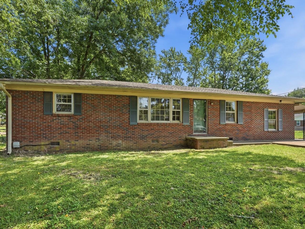 704 Jackson Dr - Photo 2 of 25