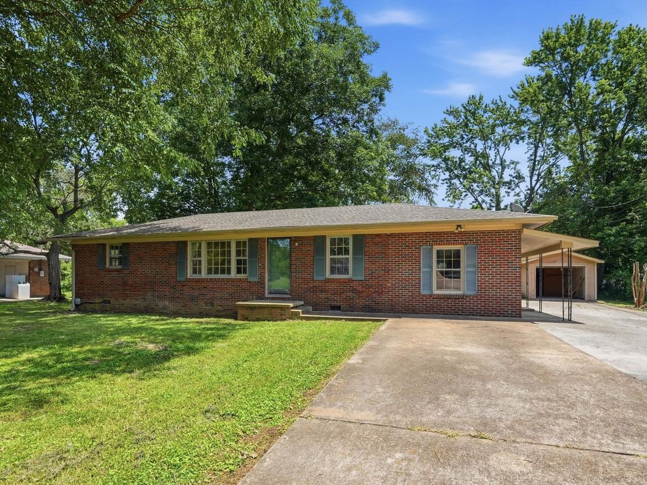 704 Jackson Dr - Photo 3 of 25