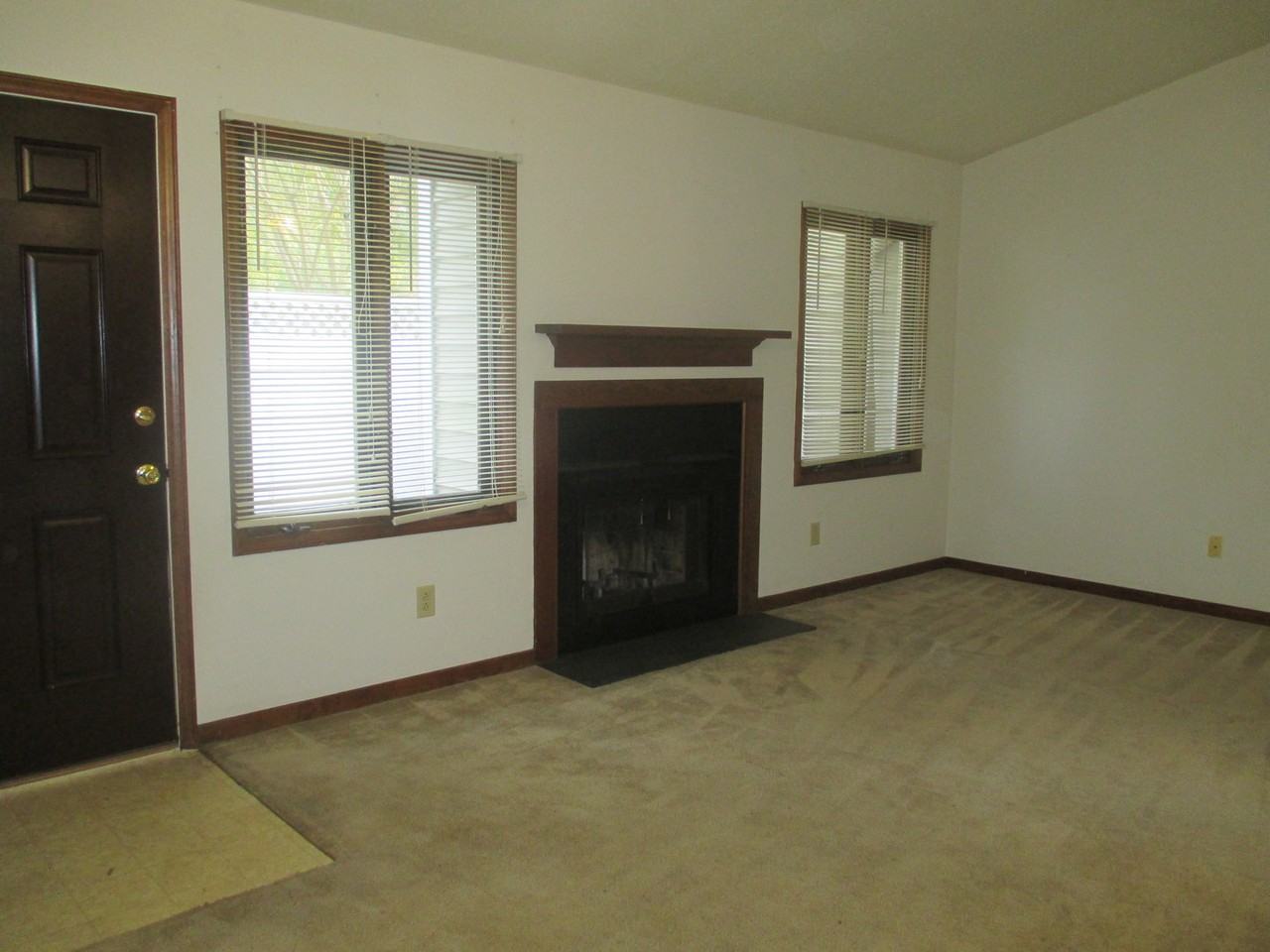 1554 College Way - Photo 2 of 7