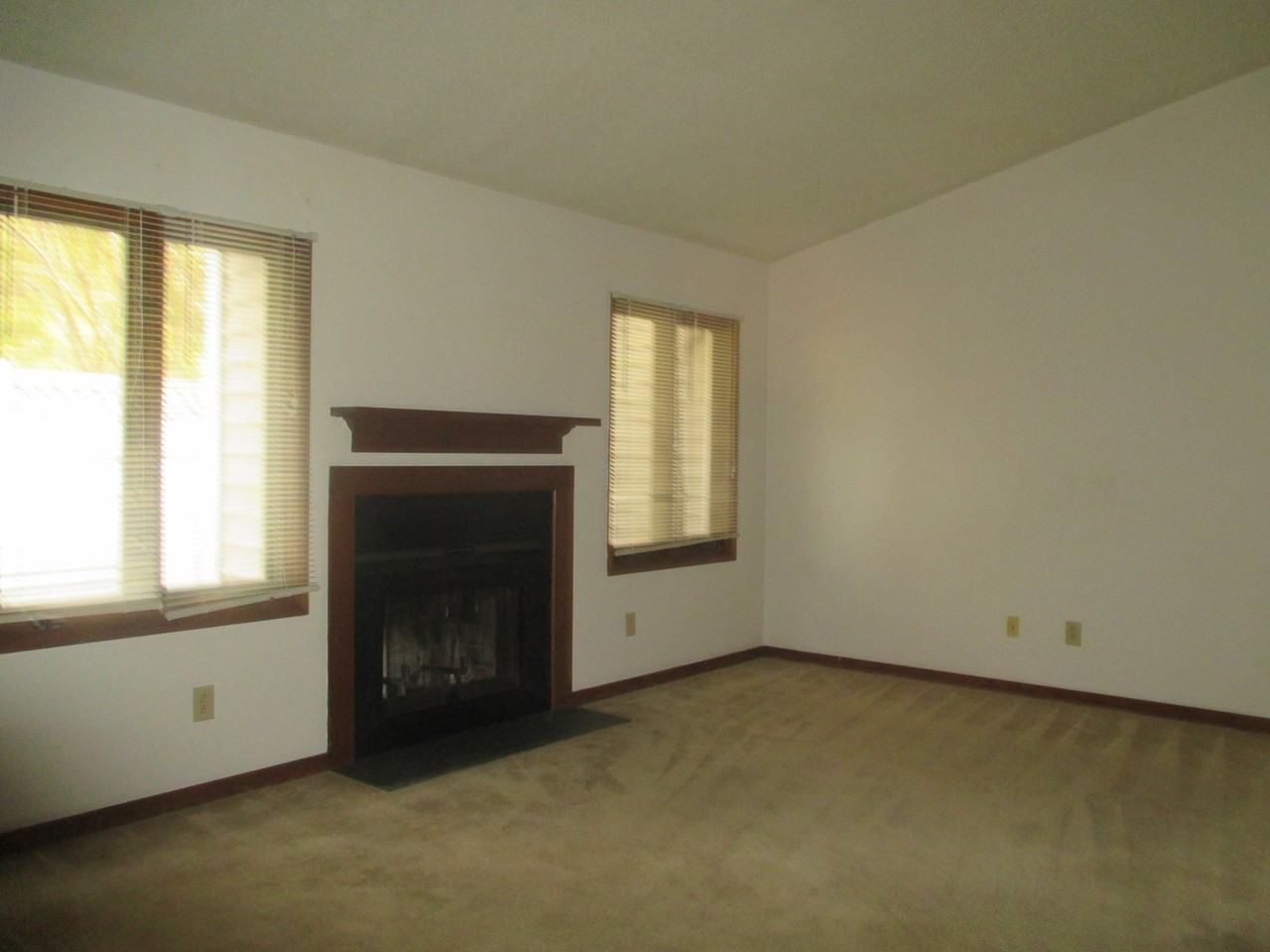 1554 College Way - Photo 3 of 7