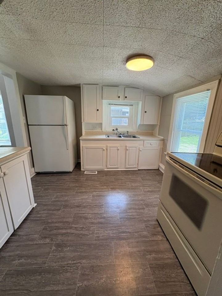 1913 S Gold St - Photo 2 of 14