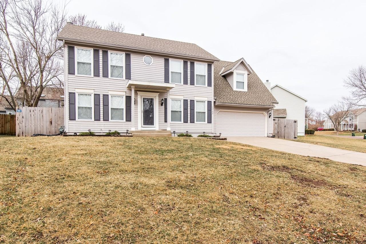 15704 Outlook St - Photo 2 of 44