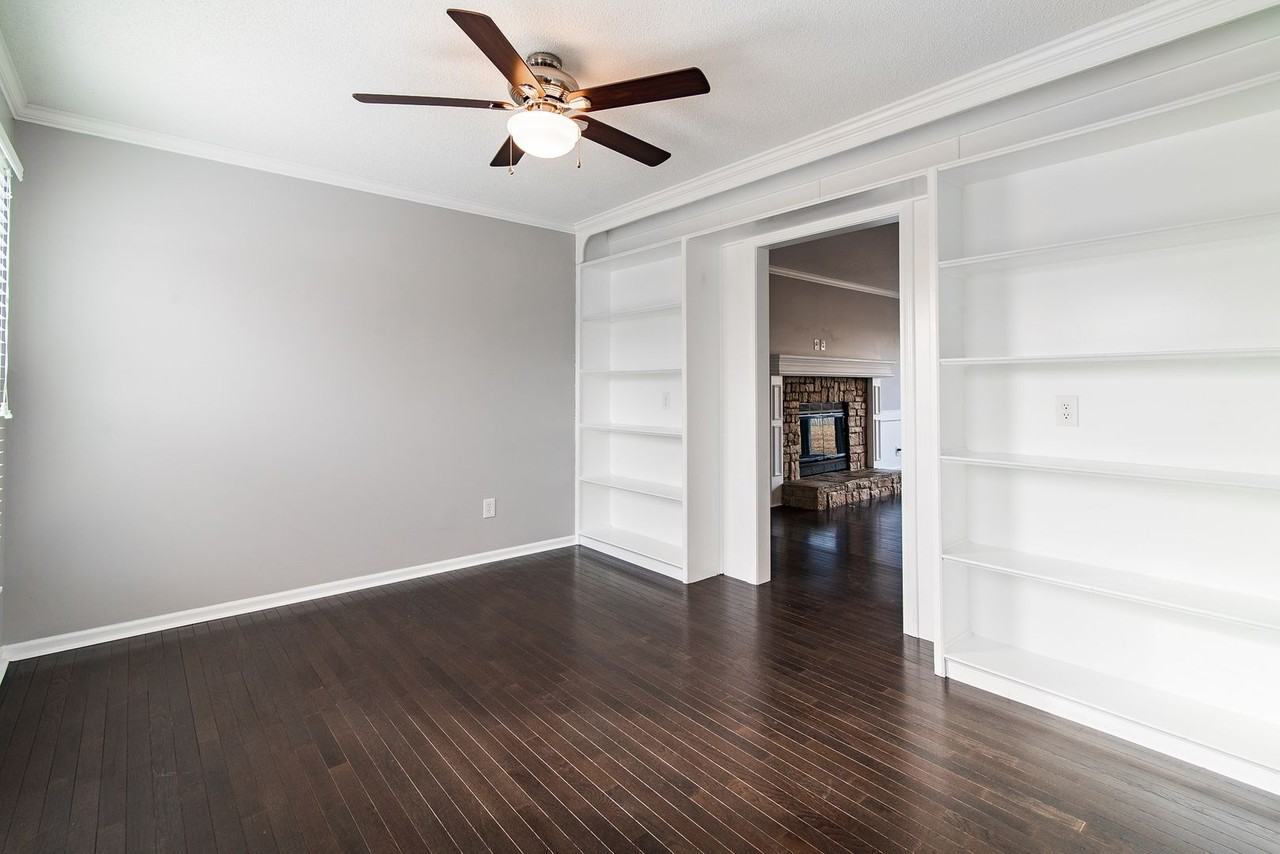 15704 Outlook St - Photo 6 of 44