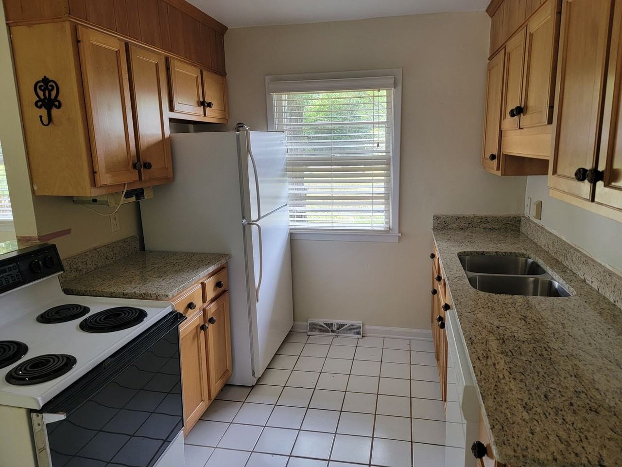 3023 Robin Hood Dr - Photo 2 of 12