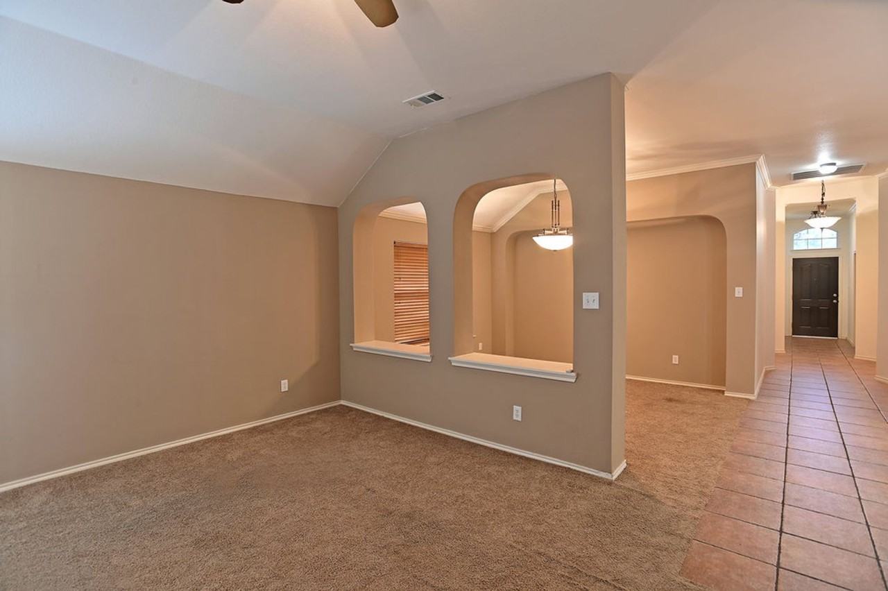 1073 Red Hawk Dr - Photo 4 of 29