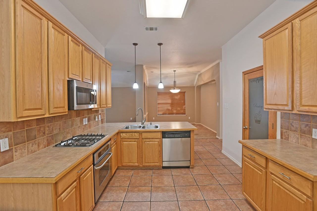 1073 Red Hawk Dr - Photo 7 of 29