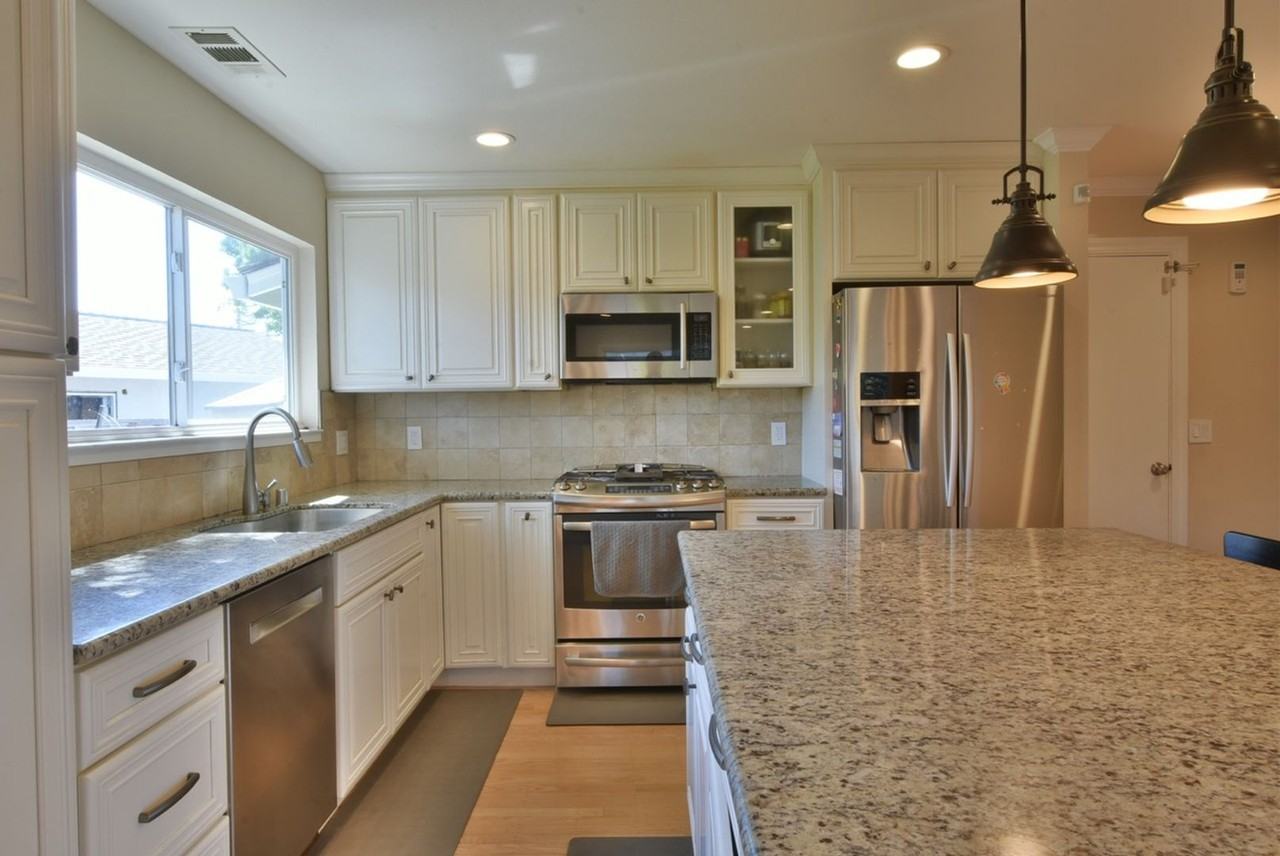 10510 Baywood Ct - Photo 3 of 18