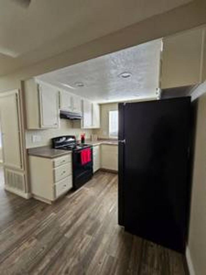 Lakeshore Terrace - Photo 4 of 8