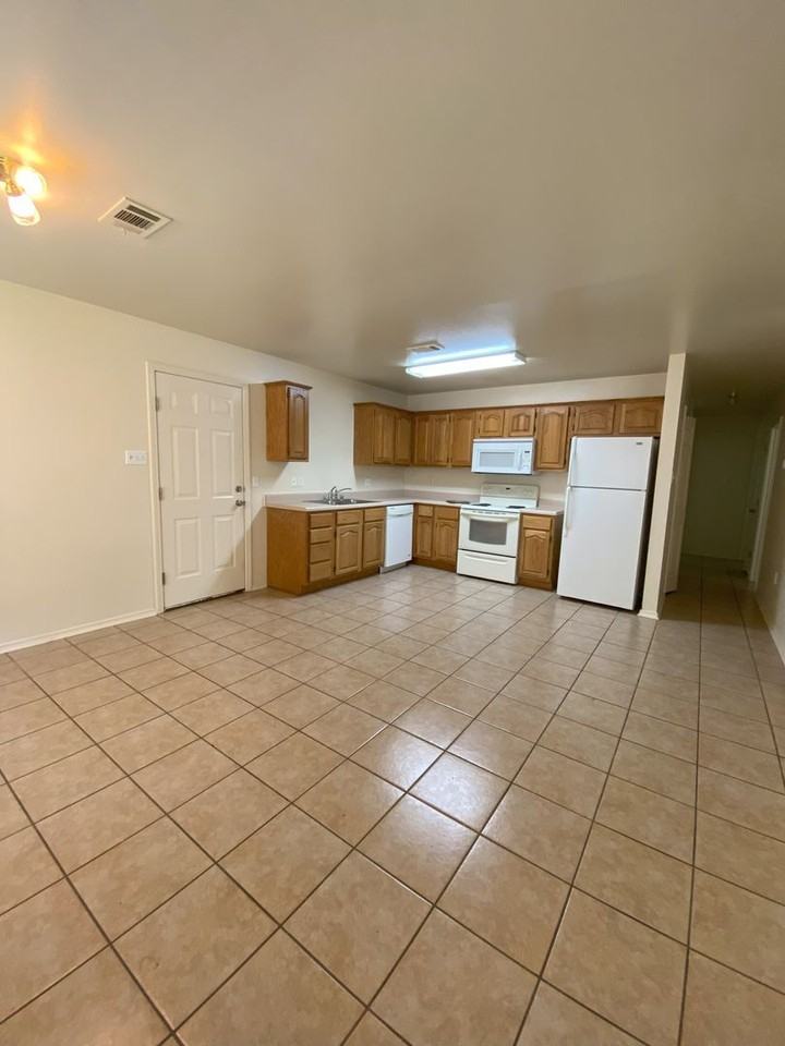 108 Poplar St - Photo 3 of 10