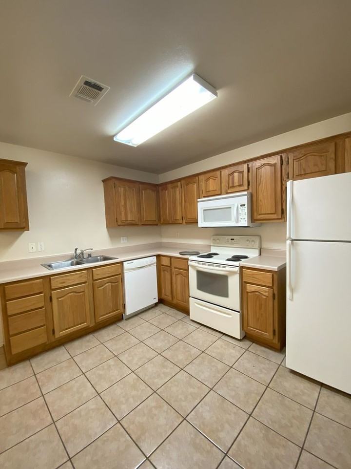 108 Poplar St - Photo 4 of 10