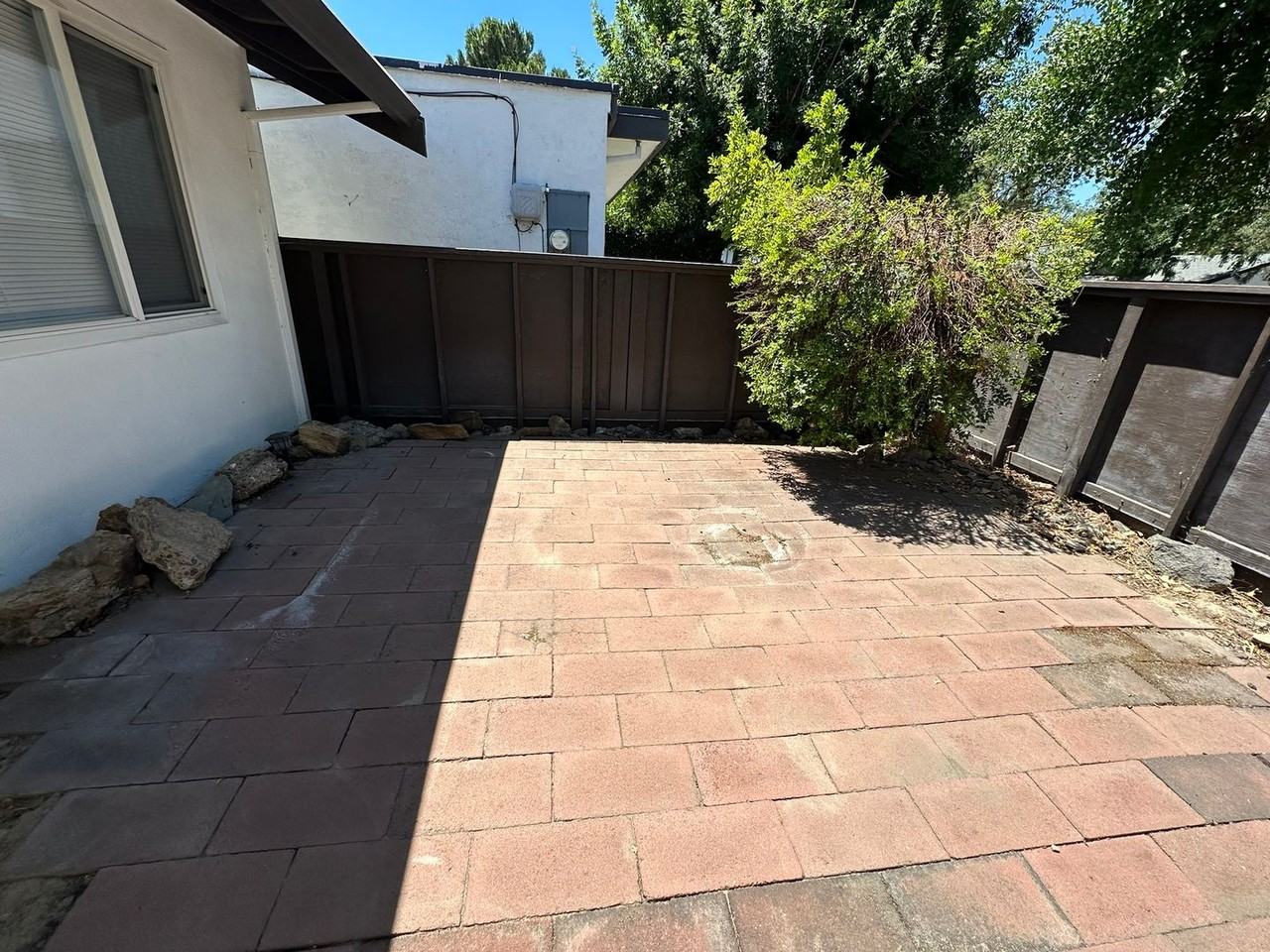 312 N Riverside Dr - Photo 2 of 22
