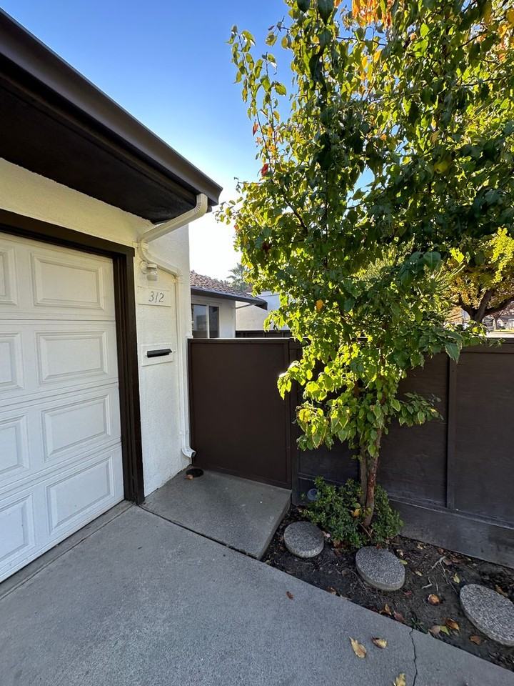 312 N Riverside Dr - Photo 3 of 22