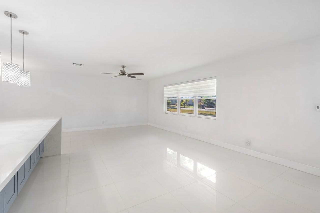 608 Overhill Dr - Photo 5 of 25
