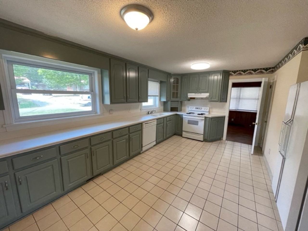1542 N Tremont Dr - Photo 2 of 10