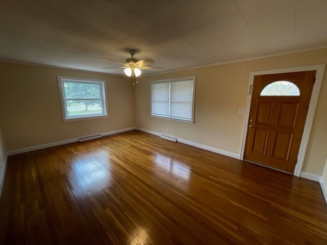 1542 N Tremont Dr - Photo 3 of 10