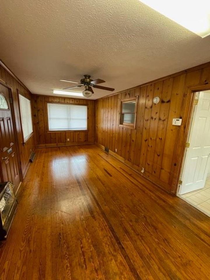 1542 N Tremont Dr - Photo 4 of 10