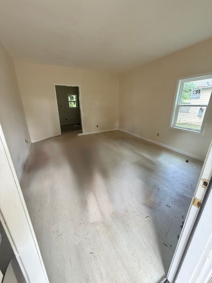 2542 26th St - Photo 2 of 7