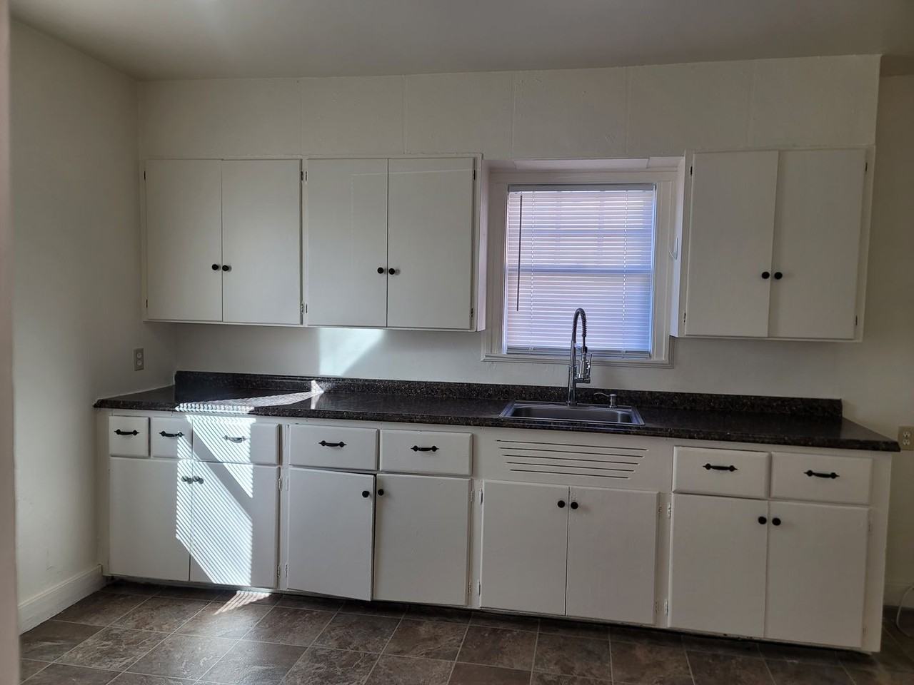 351 W I St - Photo 5 of 12