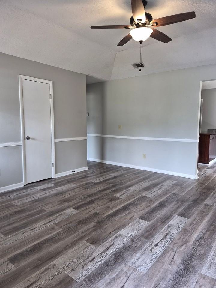 242 Garden Cir - Photo 4 of 23