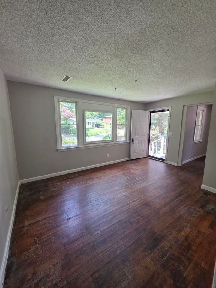 165 Stanford St - Photo 4 of 16