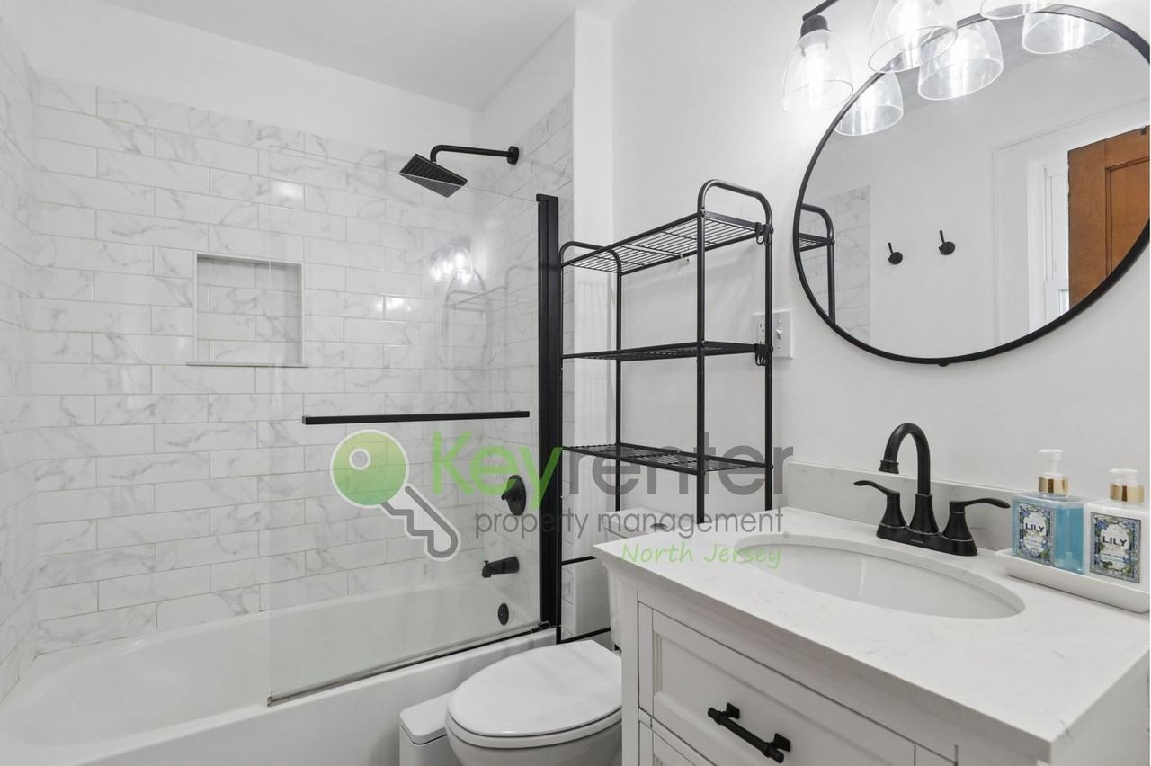 364 Chestnut St - Photo 4 of 31