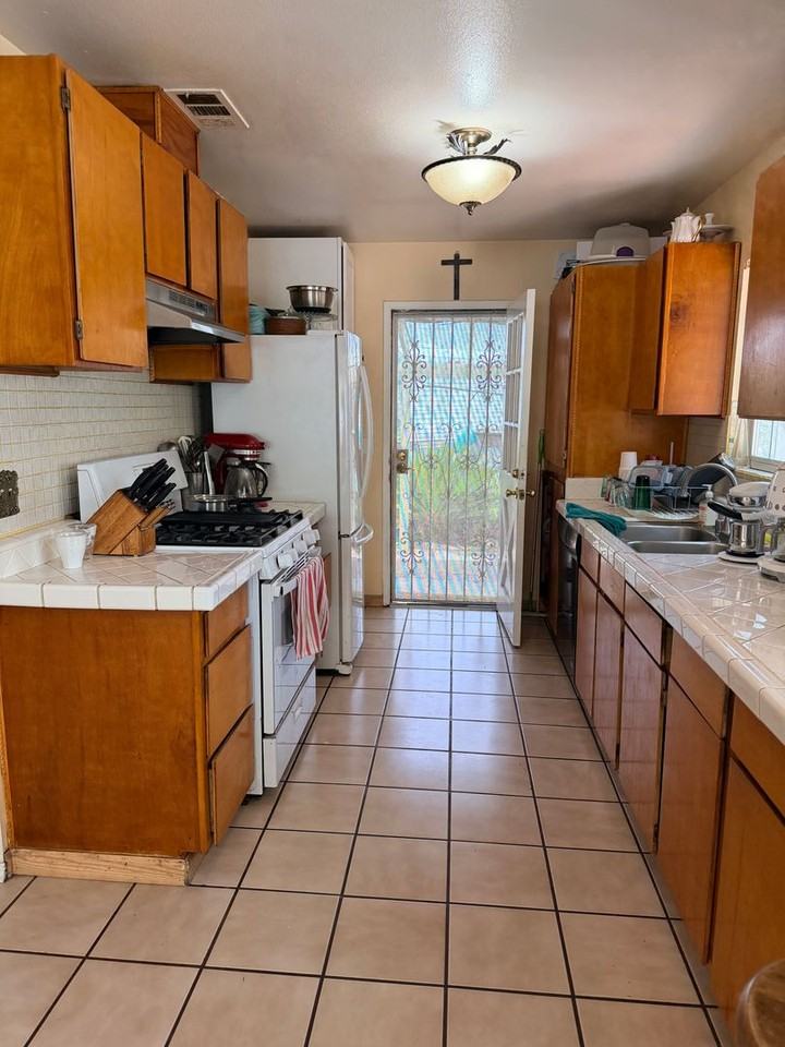 1 Orlando Ct - Photo 7 of 19