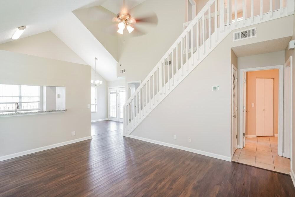 909 Bexhill Ct S - Photo 4 of 17