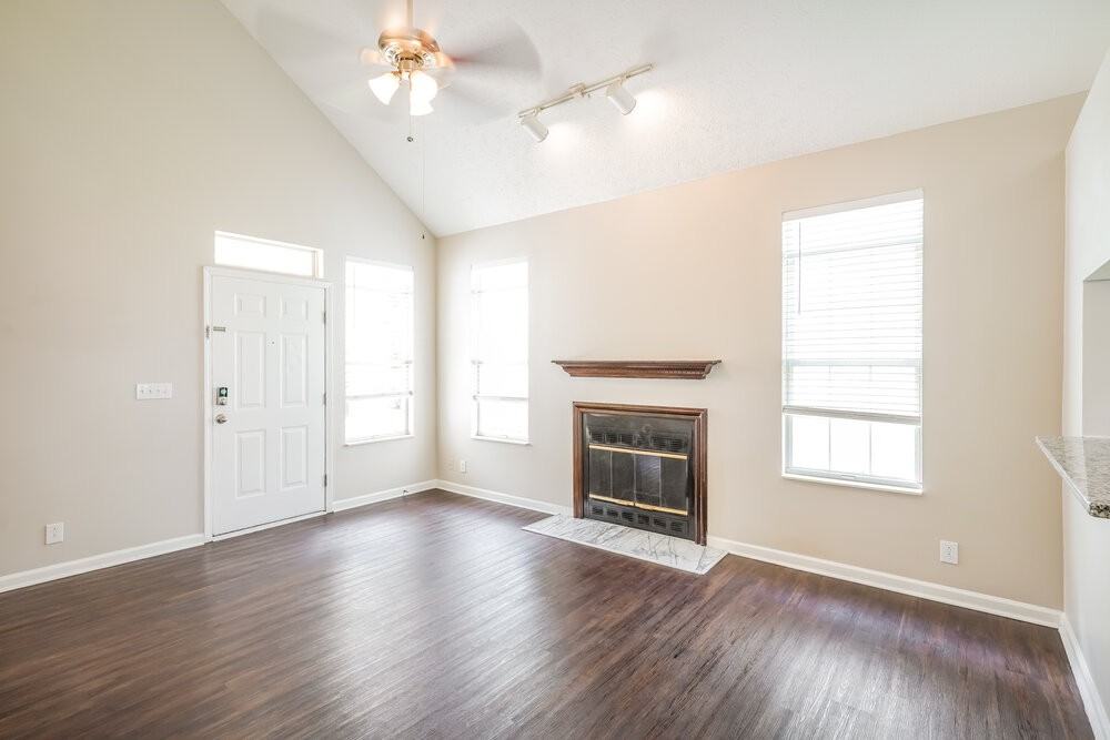 909 Bexhill Ct S - Photo 5 of 17