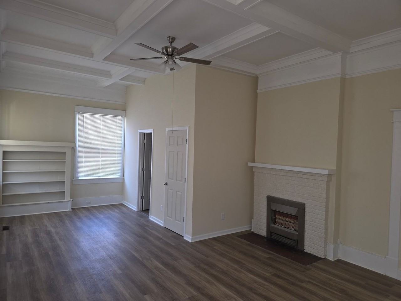 260 Green St - Photo 4 of 16