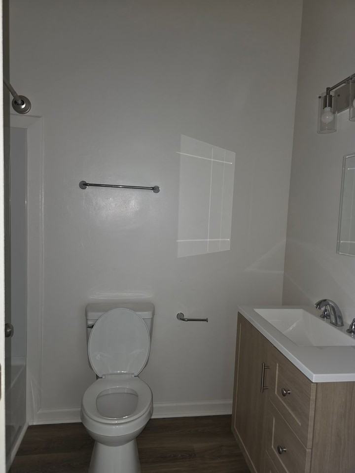 260 Green St - Photo 6 of 16