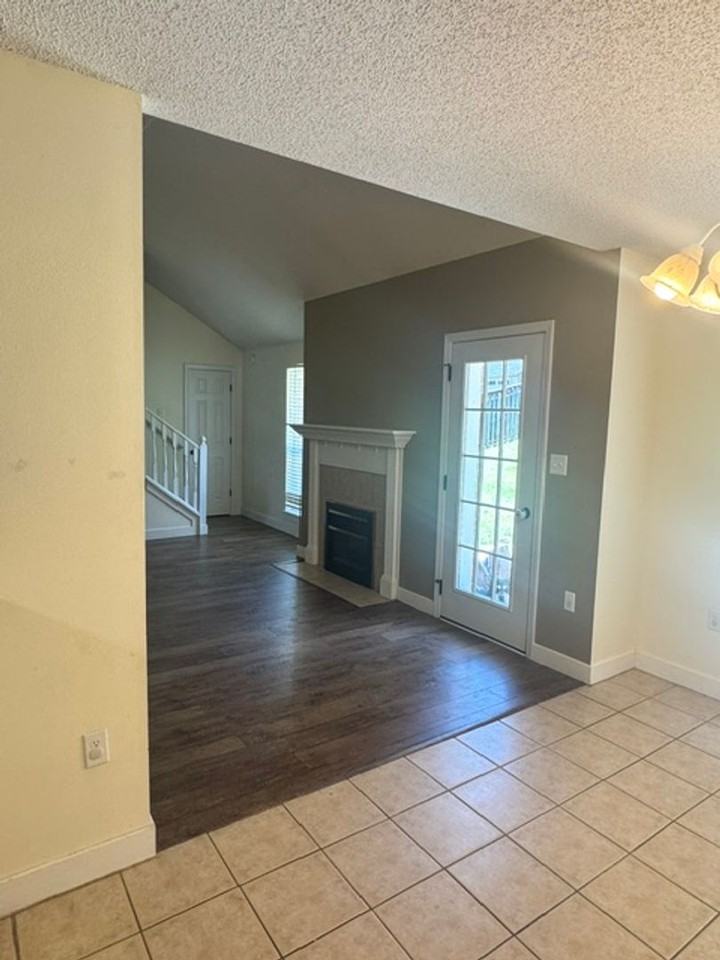 712 Denise Dr - Photo 3 of 39
