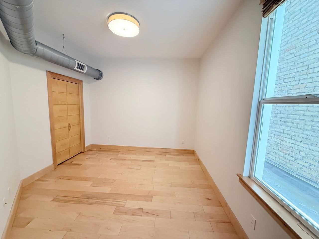 319 Broadway N - Photo 7 of 24