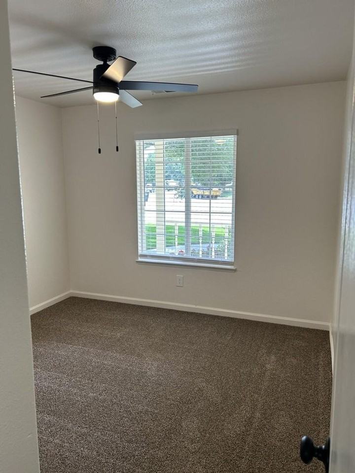 4724 W Manor Ct - Photo 7 of 19