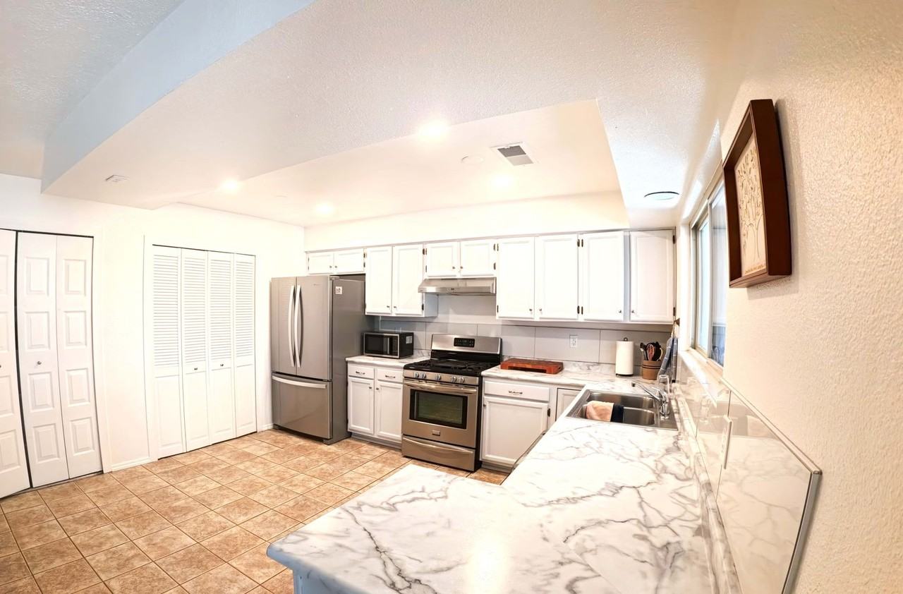 2550 Rosswood Dr Se - Photo 3 of 12