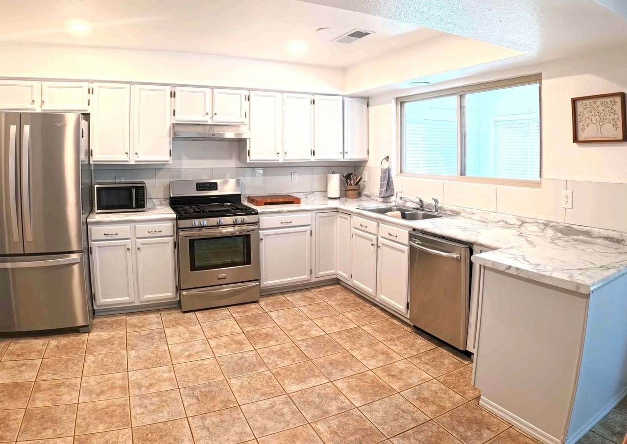 2550 Rosswood Dr Se - Photo 4 of 12