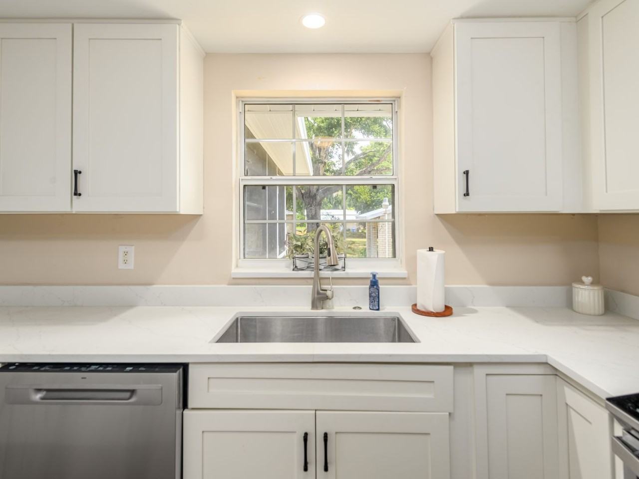 4722 Stearns Rd - Photo 6 of 23