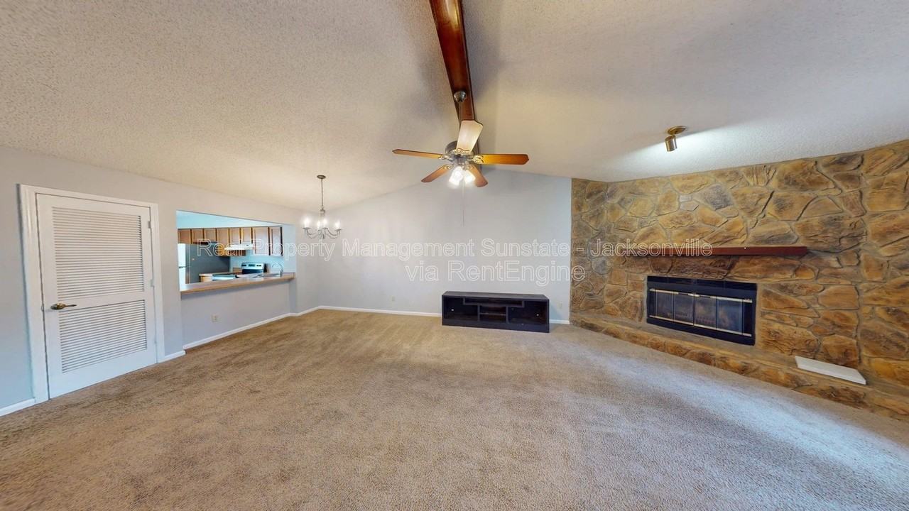 11256 Windtree Dr E - Photo 4 of 19