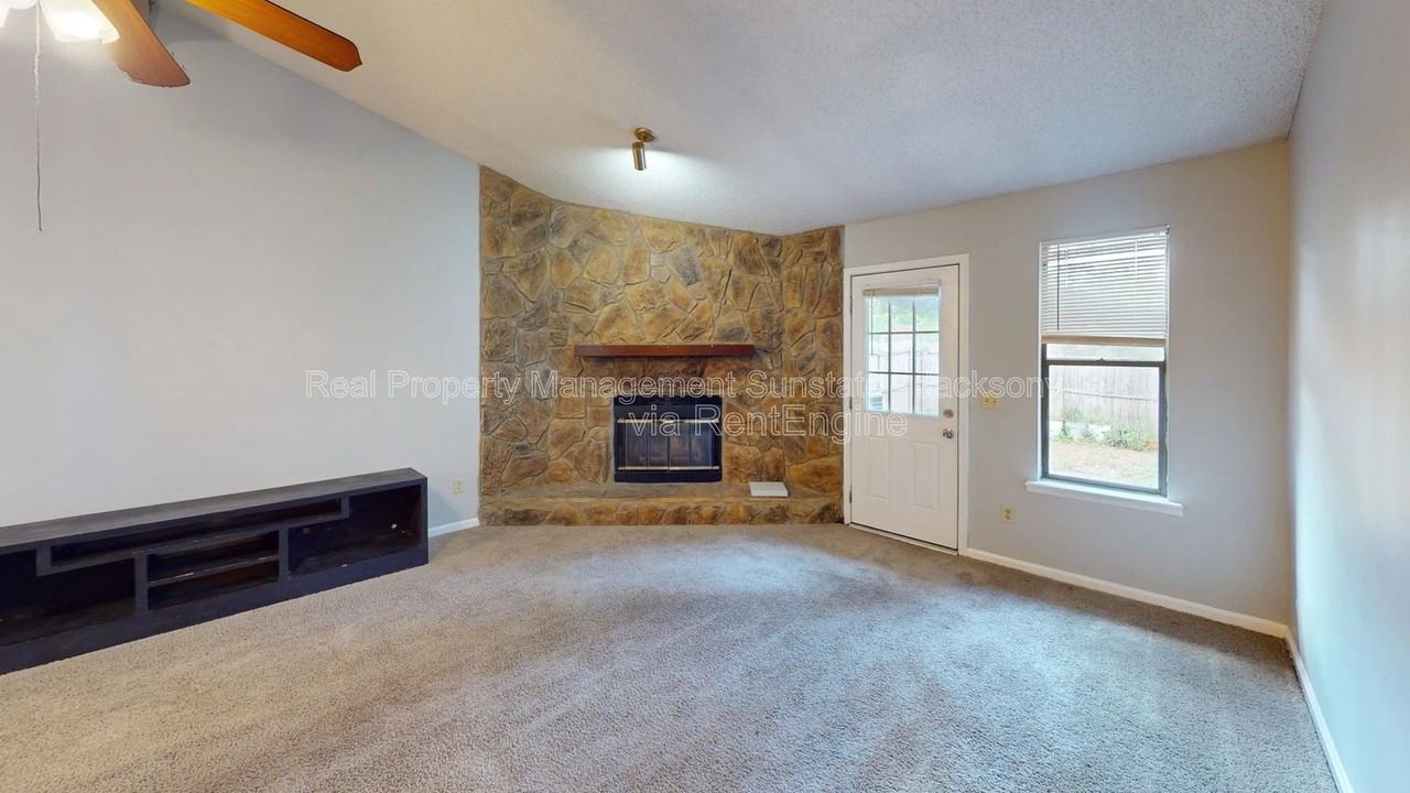 11256 Windtree Dr E - Photo 5 of 19