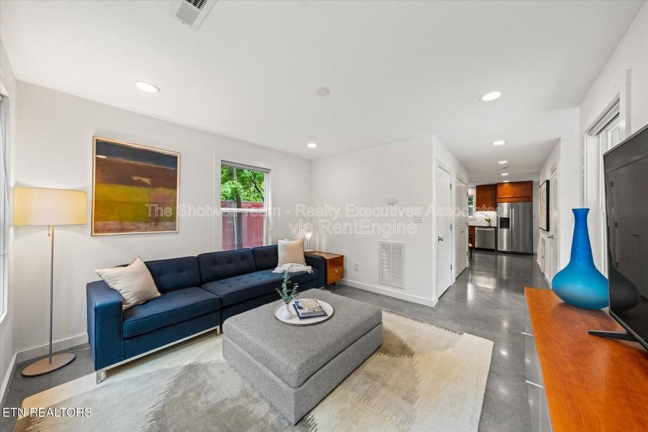 1327 Brown Ave - Photo 3 of 19
