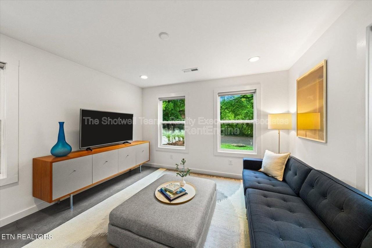 1327 Brown Ave - Photo 4 of 19