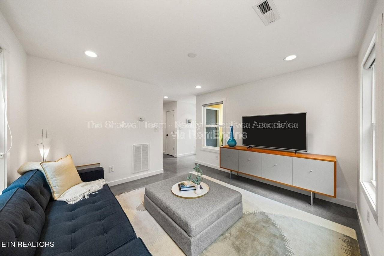 1327 Brown Ave - Photo 5 of 19
