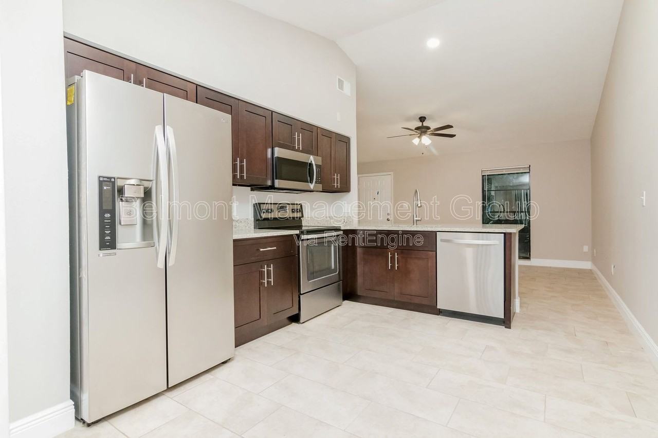1848 Bonneville Dr - Photo 4 of 9