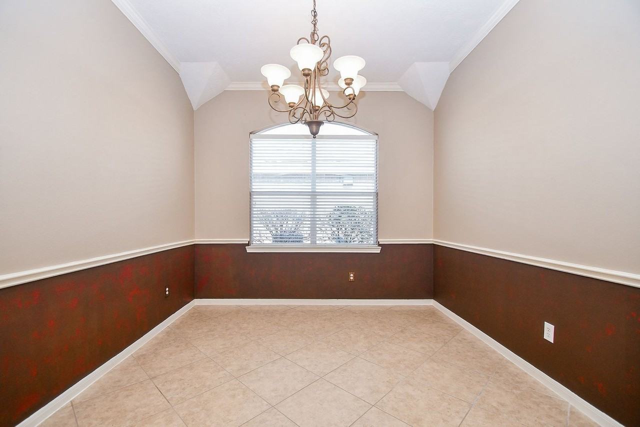 22606 Blanefield Ct - Photo 5 of 32