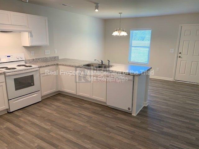 3901 Vershire Ave - Photo 3 of 17