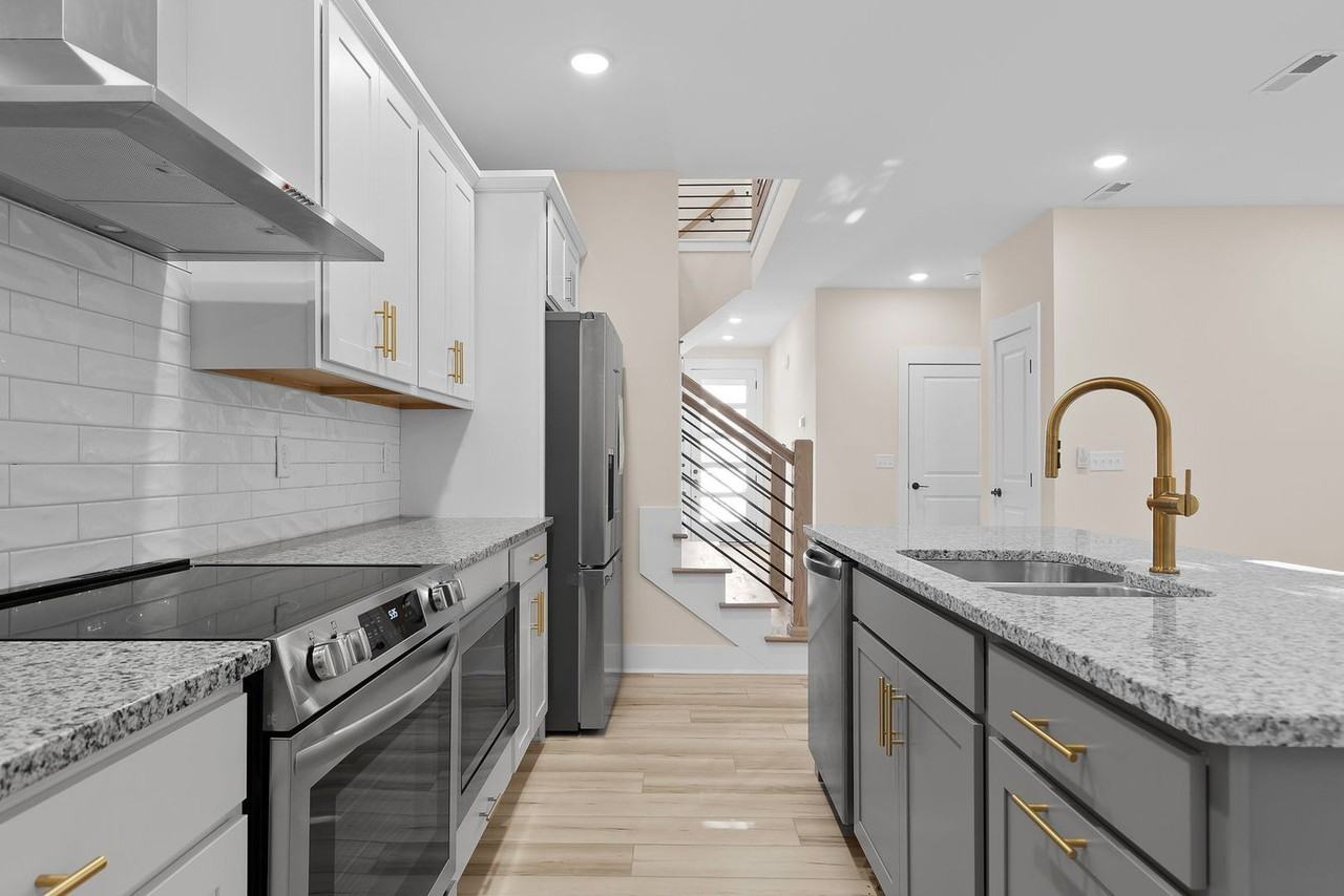 432 Wayne Ave #432 - Photo 3 of 15
